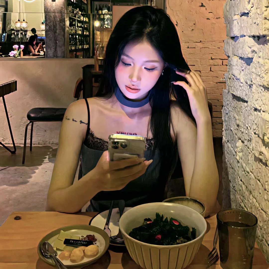 将蝴蝶藏于肩后